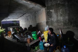 Thailändische Einwohner suchen Schutz vor Kämpfen an der Grenze zu Kambodscha in einem Schutzraum. (Foto aktuell) - Foto: Sakchai Lalit/AP/dpa