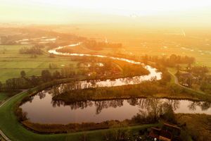 Winterlicher Sonnenaufgang über der Wümme - Foto: Sina Schuldt/dpa