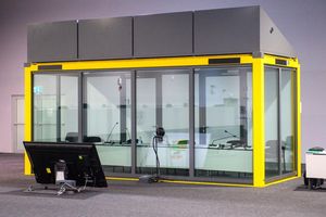 Blick auf den leeren Glaskasten im Gerichtssaal des temporären Gerichtsgebäudes vom Landgericht Magdeburg, in dem normalerweise der Todesfahrer vom Magdeburger Weihnachtsmarkt sitzt. - Foto: Klaus-Dietmar Gabbert/dpa