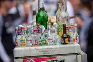 Die Preise für Wein, Spirituosen oder Bier liegen in Deutschland 14 Prozent unter dem Durchschnittswert der Europäischen Union. (Symbolbild) - Foto: Thomas Banneyer/dpa