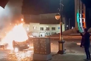 Autos und auch Gebäude sollen bei den Protesten im Iran in Flammen aufgegangen sein. - Foto: Uncredited/Iran state TV/AP/dpa