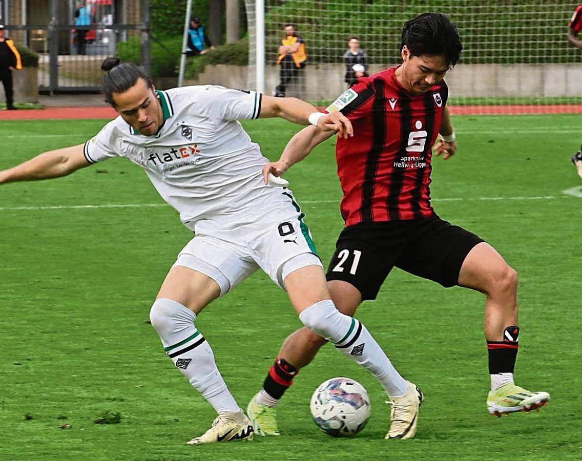 Der Südkoreaner Seung-won Lee (r.) hat Felix Bechtold beim 0:4 in Mönchengladbach nicht überzeugt. „Da muss mehr kommen“, fordert der Cheftrainer von seinem Mittelfeldspieler. Vermutlich sitzt der 26-Jährige gegen Schalke wieder auf der Bank. Foto: Lütkehaus