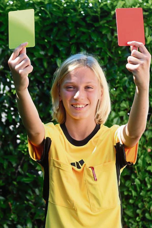Jüngster Schiri im Fußballkreis: Len-Delius Stijohann hat keine Bedenken, nicht ernst genommen zu werden. Foto: Feichtinger