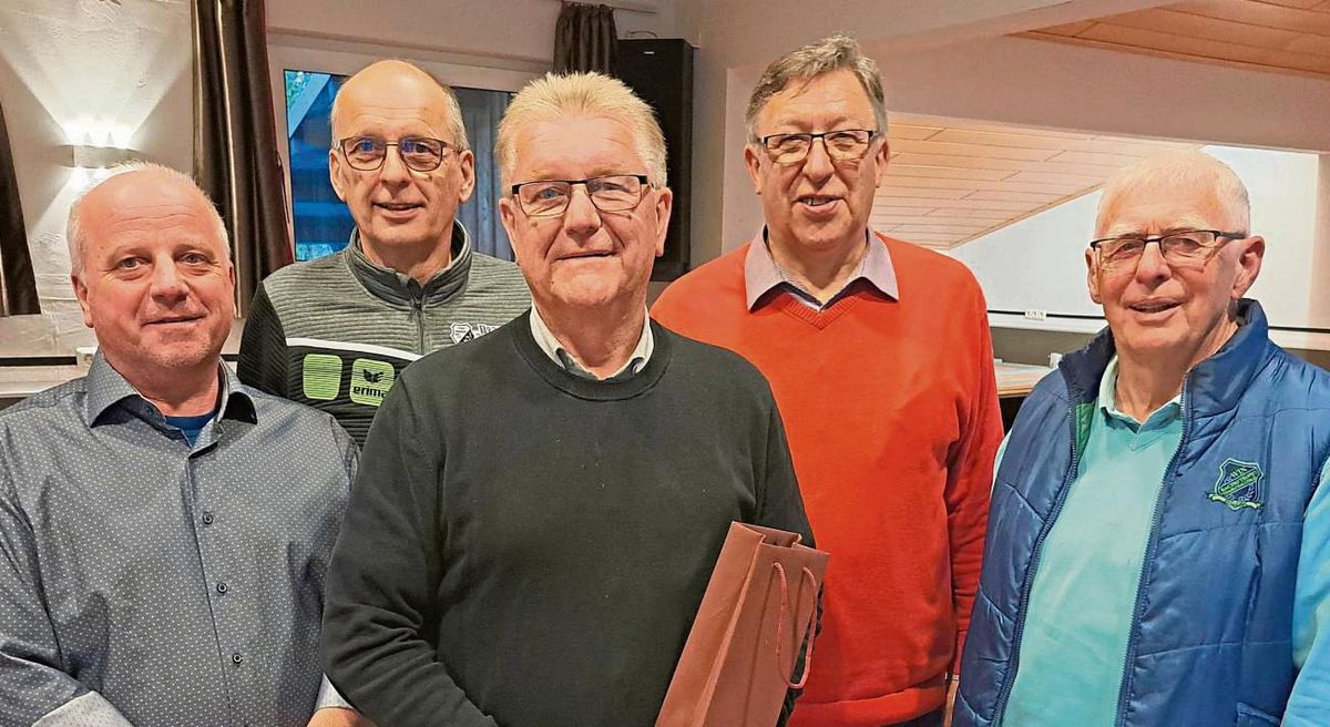 Die Vorstandskollegen (v.l.) Andreas Brock, Wilfried Arens, Hans-Josef Wessel und Theo Markmann verabschieden Rudolf Fromme (M.), der nach 12 Jahren sein Amt als 2. Vorsitzender des Stadtsportverbandes zur Verfügung stellt.