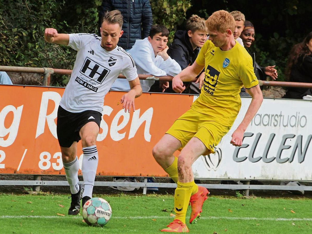 Durch einen 1:0-Sieg gegen Mellrich verteidigte der SuS Störmede (in Weiß) Platz eins in der A-Liga. Eugen Ackermann erzielte in der Nachspielzeit des ersten Durchgangs das Tor des Tages für die Platzherren. Foto: Brand