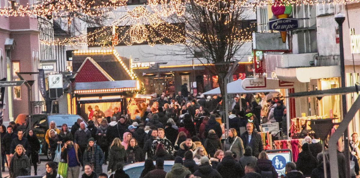 Am dritten Adventssamstag zeigte sich die Lippstädter Innenstadt nachmittags sehr gut besucht. Die Händler hoffen aber noch auf Umsatzsteigerungen. Foto: Wissing