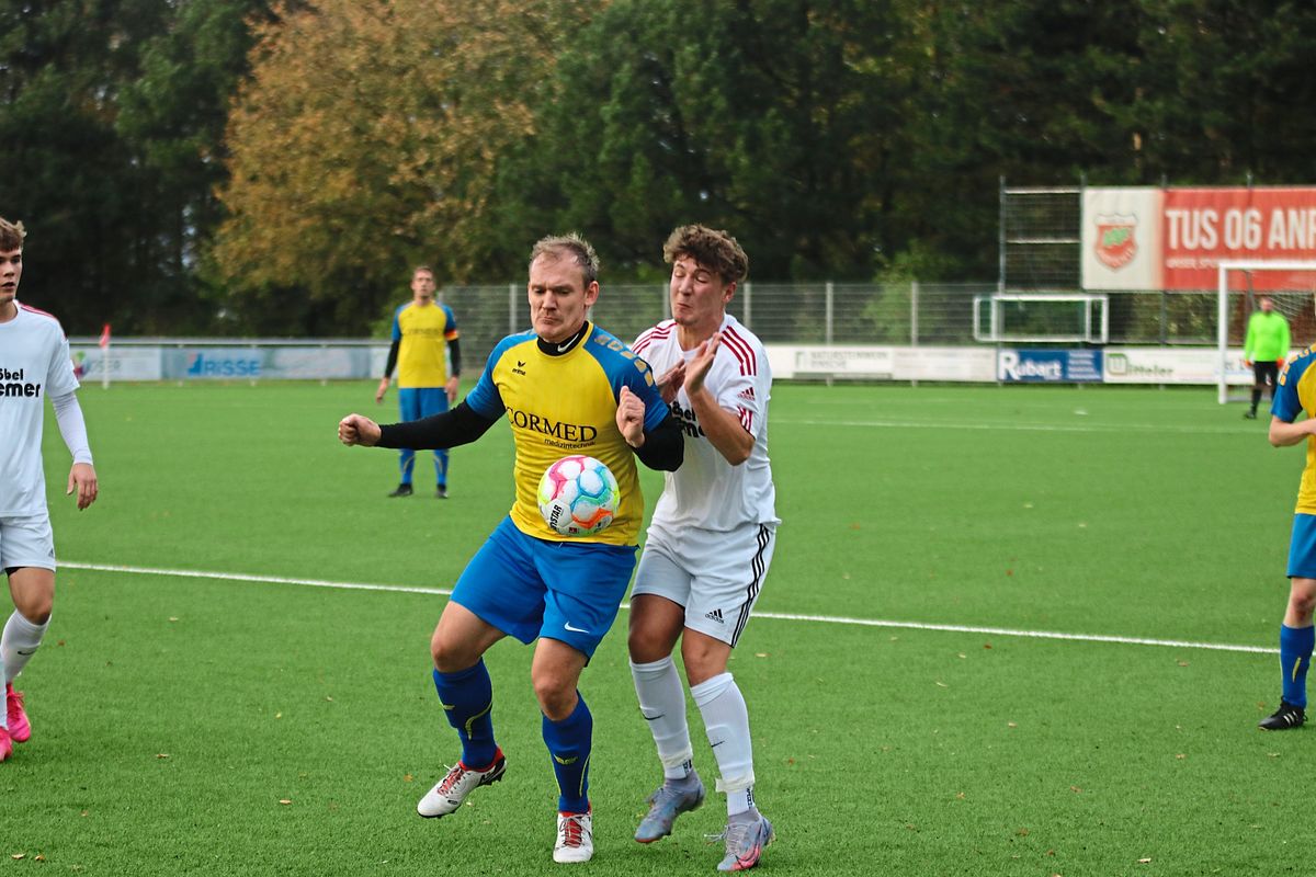 Derby beim TuS Anröchte (weiß): Im Duell mit der DJK Mellrich geht es heute Abend (Anstoß 19 Uhr) auch um die letzte Aufstiegschance. Foto: Schnieder