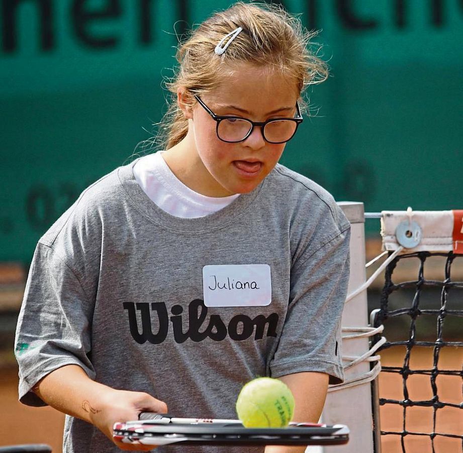 Beim Tenniscamp des Vereins „Dazugehören“ ist jedes Kind willkommen, egal, ob mit oder ohne Beeinträchtigung. Somit stehen der Spaßfaktor und das Miteinander in dieser Woche in Störmede ganz oben auf der Agenda, wie Organisator Renè Nicklisch versichert. Foto: Heinke