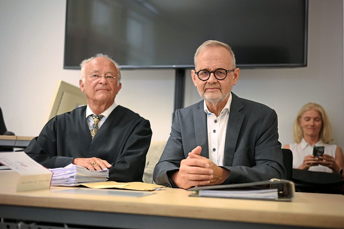 Professor Joachim Volz (r.) mit seinem Rechtsanwalt Till Müller-Heidelberg. Foto: Vielberg