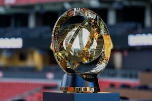 Die Trophäe für den Finalsieger am 13. Juli. - Foto: Miguel Martinez/Atlanta Journal-Constitution/AP/dpa