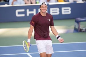 Was für eine Überraschung: Jan-Lennard Struff freut sich über seinen Achtelfinaleinzug. - Foto: Seth Wenig/AP/dpa