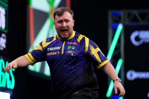 Führt die Darts-Weltrangliste erstmals an: Luke Littler. - Foto: Martin Rickett/PA Wire/dpa