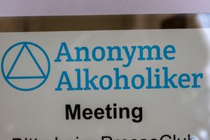 Die Anonymen Alkoholiker wollen auch an den Feiertagen eine Anlaufstelle für Hilfesuchende sein. (Illustration) - Foto: Peter Kneffel/dpa
