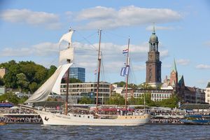 Das traditionsreiche Segelschiff geriet mitten in der Nacht in Brand. (Archivbild) - Foto: Georg Wendt/dpa
