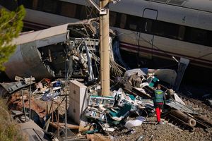 Von einigen Waggons der im Süden Spaniens verunglückten Hochgeschwindigkeitszüge blieben nur Trümmer übrig. - Foto: Manu Fernandez/AP/dpa