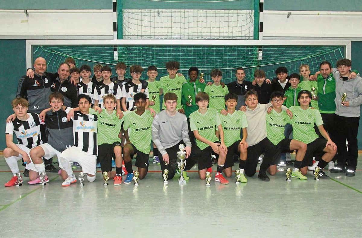 Neuer Hallenkreismeister bei den C-Junioren ist der SuS Cappel (in Grün), der die JSG Suttrop (in Weiß) im Endspiel knapp mit 6:5 nach Neunmeterschießen besiegte. Fotos: Hans Dannhausen