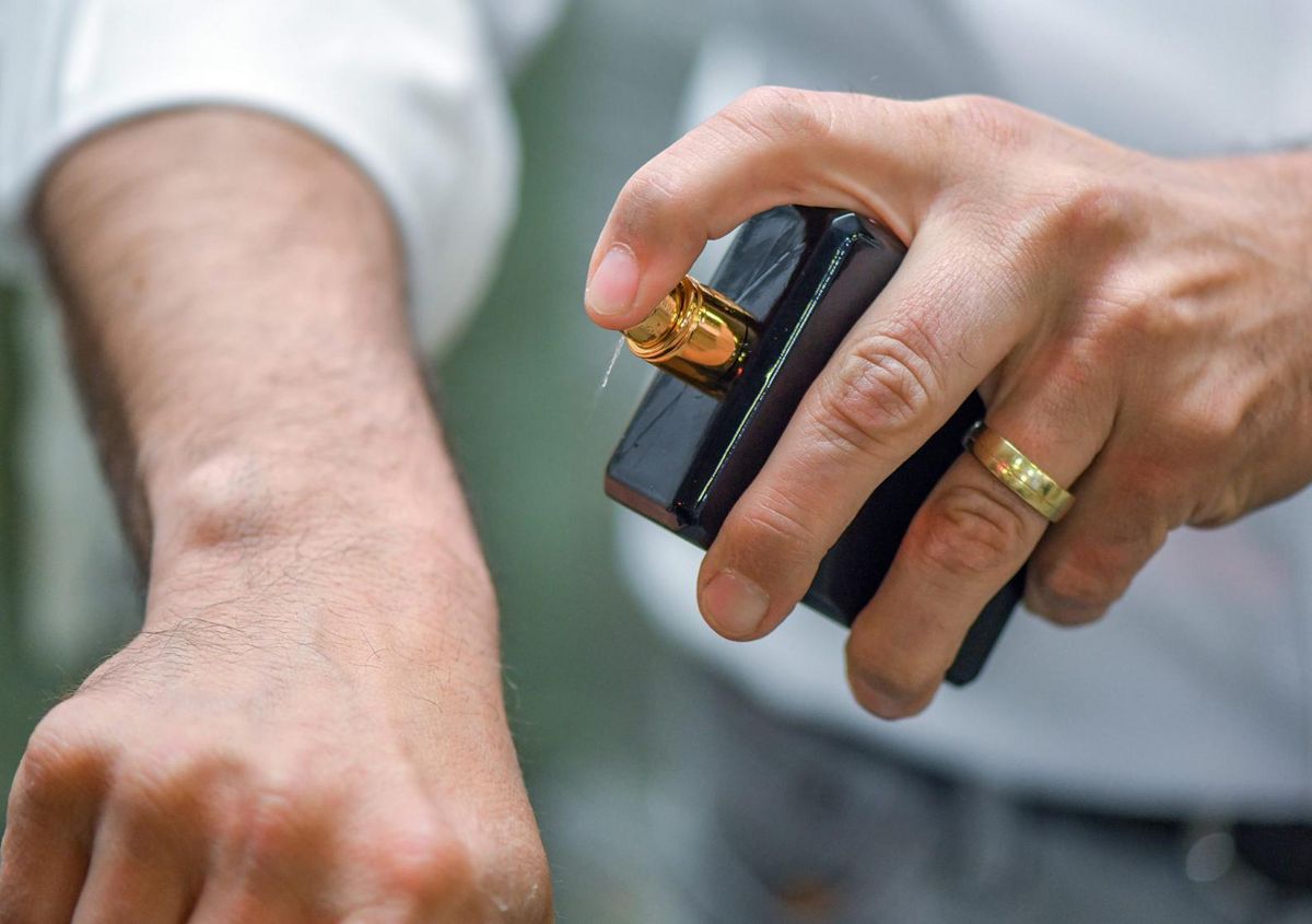 Luxus-Parfum für 2000 Euro gestohlen: Eine Parfümerie in Lippstadt wurde Opfer von dreistem Duo. Symbolfoto: DPA