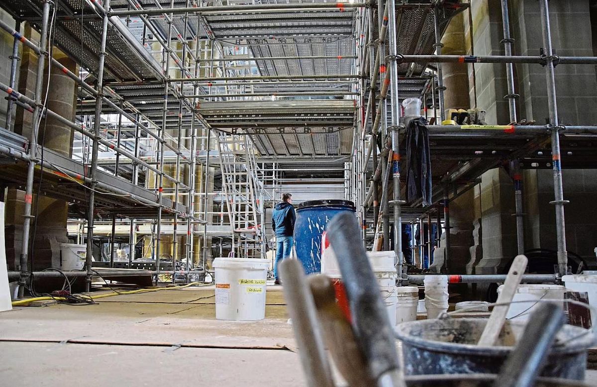 Aktuell ist die Stiftskirche mehr Baustelle denn Gotteshaus. Das riesige Gerüst umschließt die mächtigen Stützpfeiler komplett. Fotos: Kossack