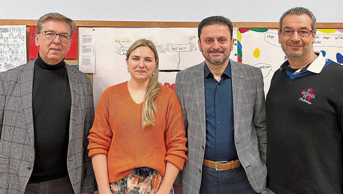 Weitere Sprachbegleiter gesucht: Cengiz Inanli (2.v.r.) arbeitet als Sprachbegleiter am Mariengymnasium in Werl und wirbt gemeinsam mit Schulleiter Michael Prünte (l.), Holger Schubert als Leiter des Kommunalen Integrationszentrums Kreis Soest (KI, r.) und Diana Götz vom KI für die sinnvolle Aufgabe. Foto: Toykun (Mariengymnasium Werl)