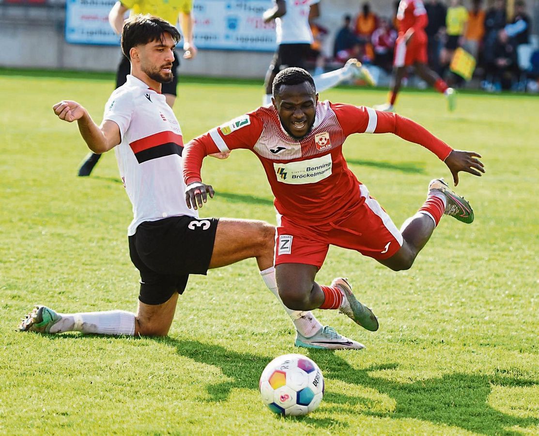 Den FC Wegberg-Beeck mal schön über die Klinge springen lassen – das ist das Ziel von Yusuf Örnek (l.) und seinen Teamkameraden des SV Lippstadt im Nachholspiel gegen den Aufsteiger. Auf die Fans wartet in der Liebelt-Arena Abstiegskampf pur. Foto: Heinke