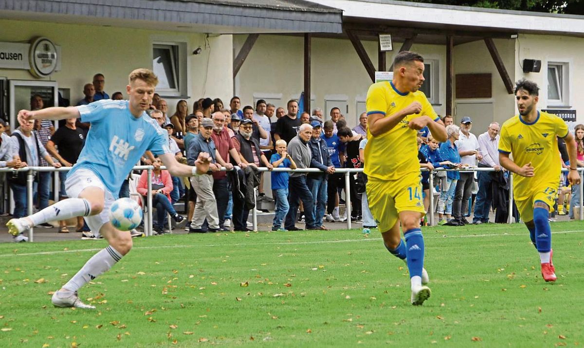 Derbysieger, Derbysieger, skandierte die Ehringhauser Fangemeinde nach dem Abpfiff. Der TuS Ehringhausen (in Gelb) entschied den Ortsnachbarn aus Mönninghausen verdient mit 3:1 für sich. Foto: Schnieder