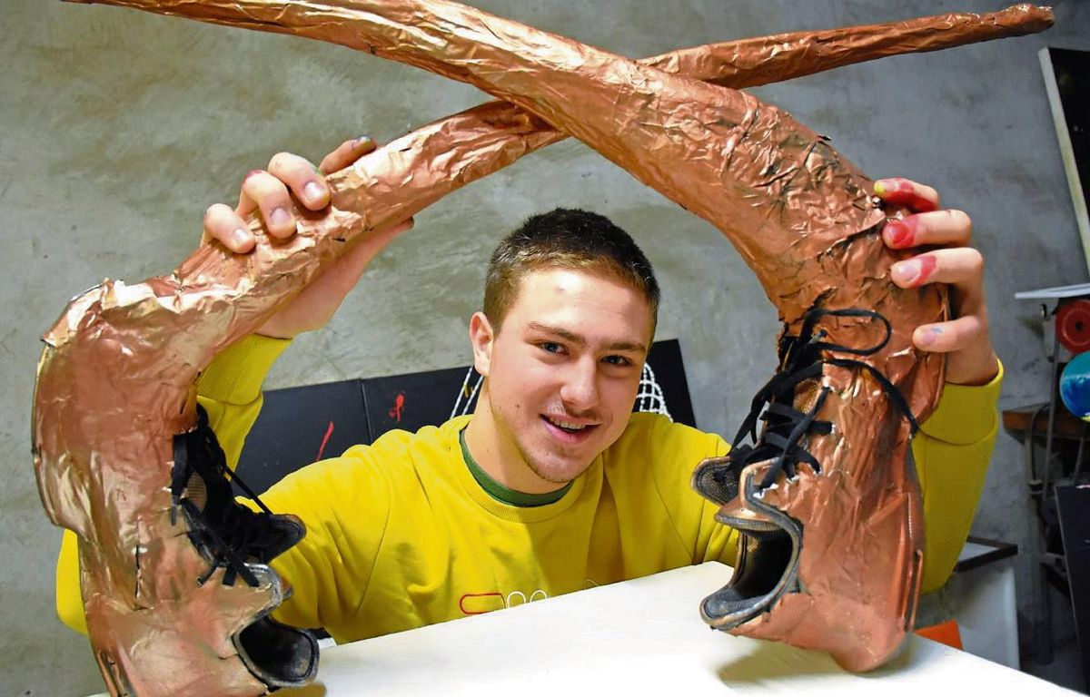 Aus seinen alten Sportschuhen hat Jorell González Schetter das Kunstwerk „Schuhe mit Hörnern“ geschaffen, das ein Podest in seinem Atelier ziert. Fotos: Georg Giannakis