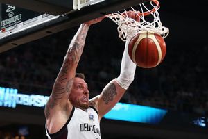 Daniel Theis und den deutschen Basketballern fehlen noch zwei Siege zum EM-Titel. - Foto: Matthias Stickel/dpa