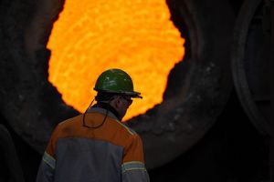 Branche in der Krise: Gestiegene Energiepreise, Billigimporte vor allem aus China, Kosten für den Umbau hin zu einer klimafreundlicheren Stahlproduktion sowie hohe US-Zölle bereiten der Stahlindustrie Probleme. (Archivbild) - Foto: Sebastian Kahnert/dpa