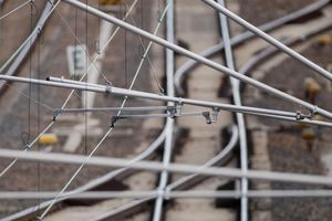 Oberleitung und Schienen (Symbolbild). - Foto: Christoph Soeder/dpa