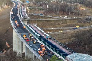 Überall Fahrzeuge und Arbeiter: Die Baufirmen haben die neue Brücke im Rekordtempo hochgezogen. - Foto: Alex Talash/dpa