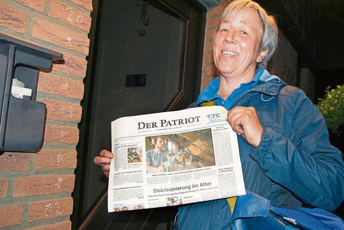 Jede Nacht ist Agnes Rüther in Kallenhardt unterwegs, um Zeitungen zu verteilen – und das seit 40 Jahren. Foto: Thorsten Heinke