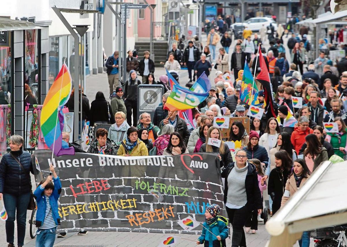 Gut 100 Teilnehmer sind am Donnerstagnachmittag vom Bernhardbrunnen aus Richtung Rathaus durch die Lange Straße gezogen und haben dabei ein buntes Zeichen für Vielfalt und Toleranz gesetzt. Fotos: Niggenaber