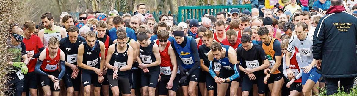Dichtes Gedränge herrschte auch beim Start über fünf Kilometer. Insgesamt 947 Teilnehmer in allen Klassen sorgten beim 32. Sälzerlauf des VfB Salzkotten für eine neue Rekordmarke. Foto: Scherf