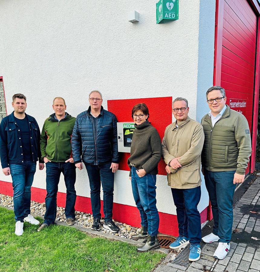 Sechs weitere Erwitter Ortsteile haben jetzt Defibrillatoren.
