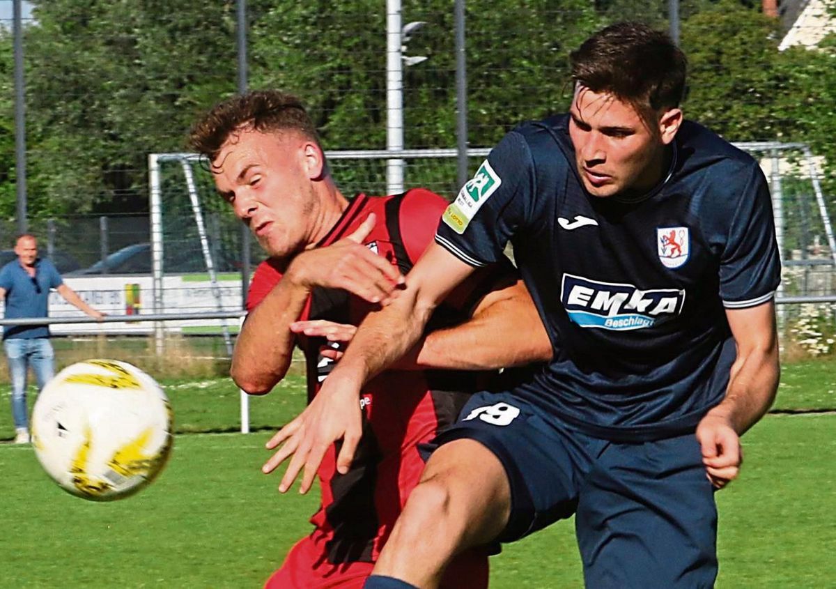 Janik Steringer, hier im Duell mit WSV-Mittelstürmer Pedro Cejas, zeigte bei seinem Testspiel-Debüt für den SV Lippstadt, wie wertvoll er für die junge Mannschaft ist. Ein ganz starker Auftritt des 26-Jährigen. Foto: Lütkehaus