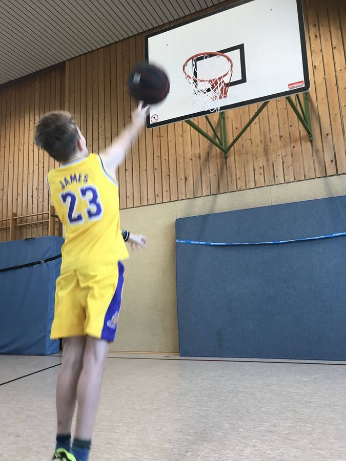 Lio Böttcher wirft vom Kreis aus einen Korb. Dafür bekommt man einen Punkt. Foto: Pankratiusschule