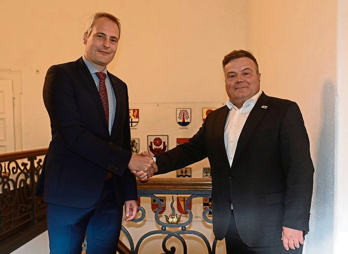 Fairer Verlierer: Arne Moritz (CDU, r.) gratuliert seinem Herausforderer Alexander Tschense (parteilos, von der SPD unterstützt) zur gewonnenen Bürgermeisterwahl. Foto: Tuschen