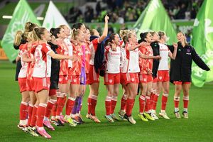 Münchens Spielerinnen feiern den Sieg in Wolfsburg. - Foto: Swen Pförtner/dpa