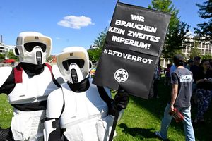 Stormtrooper beim Aktionstag «Keine Ausreden mehr - AfD-Verbot jetzt!» - Foto: Roberto Pfeil/dpa