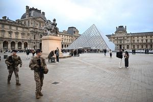 Nach dem Kunstraub im Louvre in Paris dauert die Fahndung nach den Tätern und ihrer Beute an. (Archivbild) - Foto: Emma Da Silva/AP/dpa