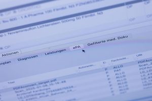 Der Hausärztinnen- und Hausärzteverband findet die elektronische Patientenakte gut, bemängelt aber die technische Umsetzung. (Symbolbild) - Foto: Rolf Vennenbernd/dpa-Pool/dpa