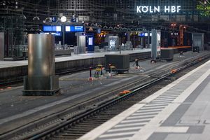 So leer wie zuletzt im Corona-Lockdown: Der Kölner Hauptbahnhof während der Sperrung. (Archivbild) - Foto: Henning Kaiser/dpa