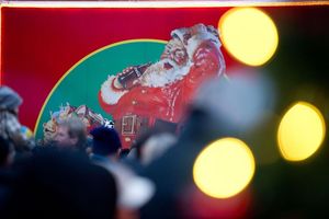 Auf dem Weihnachtstruck zeigt Coca-Cola die mittlerweile bekannte Darstellung des Weihnachtsmanns. (Archivbild) - Foto: picture alliance / dpa