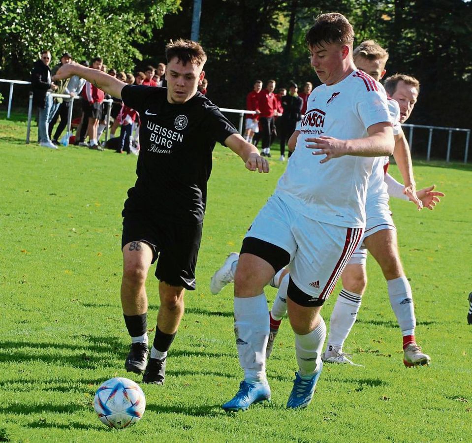 In einem hart umkämpften Kellerduell setzte sich Germania Esbeck (in Schwarz) mit 2:1 gegen RW Horn durch. Bölter erzielte den Siegtreffer in der 88. Minute. Foto: Brand
