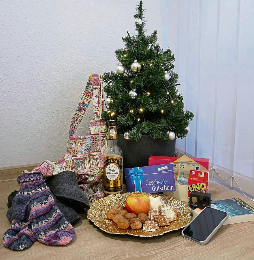 Geschenke früher (links) und heute (rechts): Die Art und die Menge haben sich mit den Jahrzehnten deutlich verändert. Foto: Anja Bsdurek