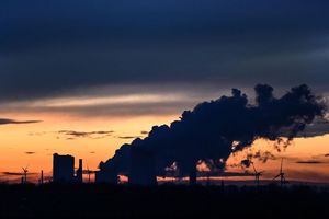 Das Braunkohlekraftwerk Niederaußem östlich von Köln. Für das Kohlerevier in Nordrhein-Westfalen steht ein Ausstieg bis 2030 schon fest. - Foto: Federico Gambarini/dpa