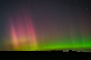 Polarlicht und Komet leuchten am Nachthimmel. - Foto: Patrick Pleul/dpa