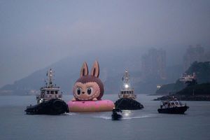 So sieht ein Labubu aus: Hier als große aufblasbare Figur in Hongkong. (Archivbild) - Foto: Vernon Yuen/Nexpher via ZUMA Press Wire/dpa