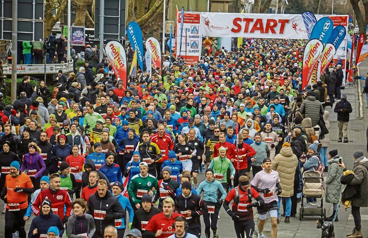 Die Masse setzt sich in Bewegung: 7580 Teilnehmer lautete die beeindruckende Gesamtzahl beim 43. Silvesterlauf von Werl nach Soest. Es herrschte bestes Laufwetter: Zwar kalt, aber trocken war es – und mit Rückenwind auf der B1. Foto: Nitsche