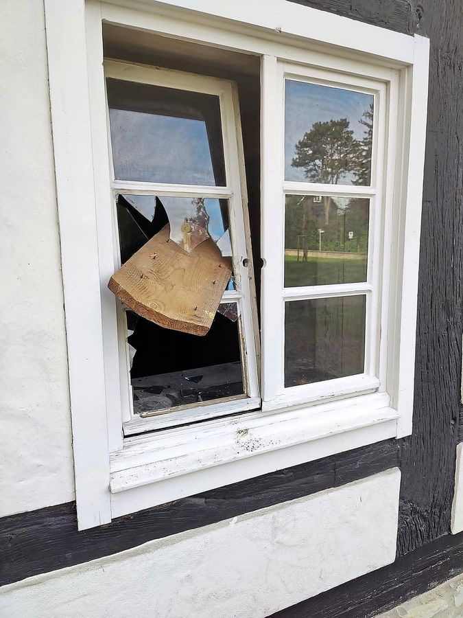 Zwei Fensterscheiben wurden im Hospizbüro in Geseke eingeschlagen.